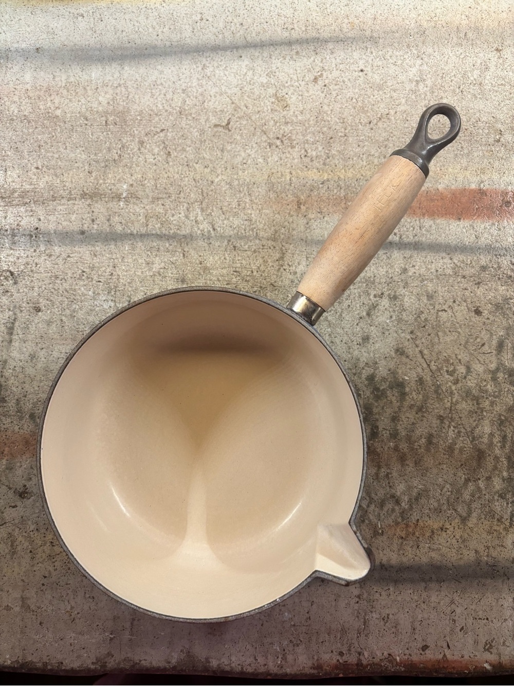 Le Creuset #18 Pouring enamaled cast iron Saucepan with Wooden Hand